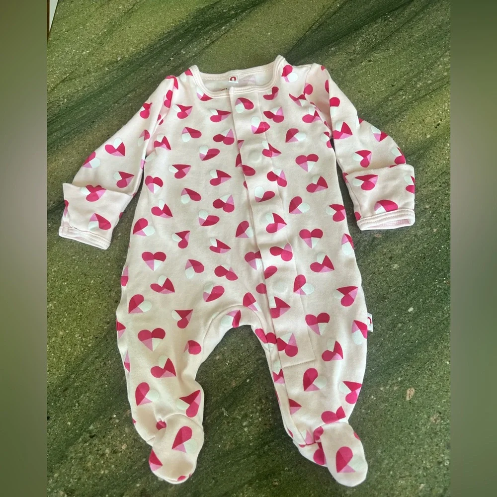 2pack Newborn (5-8lbs) Magnetic closure and Built in mittens!